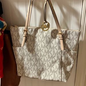 Micheal Kors purse-used. Too big for me